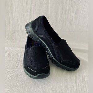 Skechers Women's Black Slip-On Athletic Walking Shoes, Size 7.5